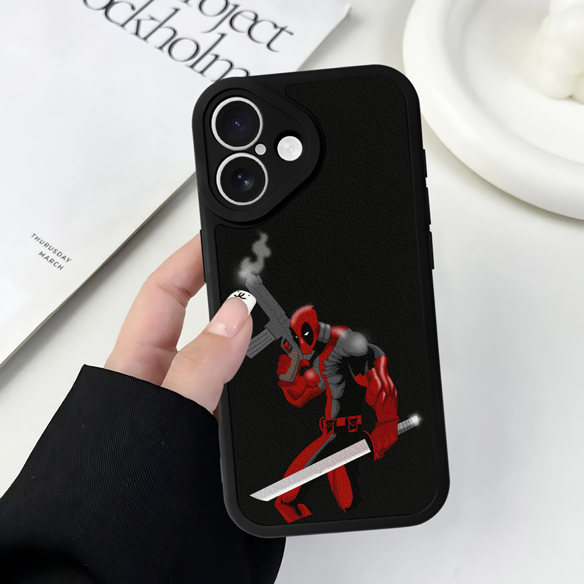 （画像用） Deadpool デッドプール 【iPhone 16シリーズ対応】シリコンスマホケース（レザー調） 材質：シリコン